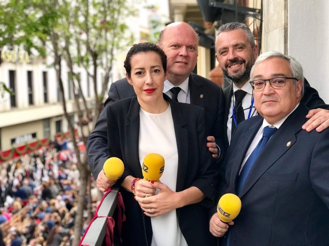 De izquierda a derecha, en el balcón del Banco de Santander en La Campana, Elena Carazo, Javier Márquez, Paco García y José Manuel García