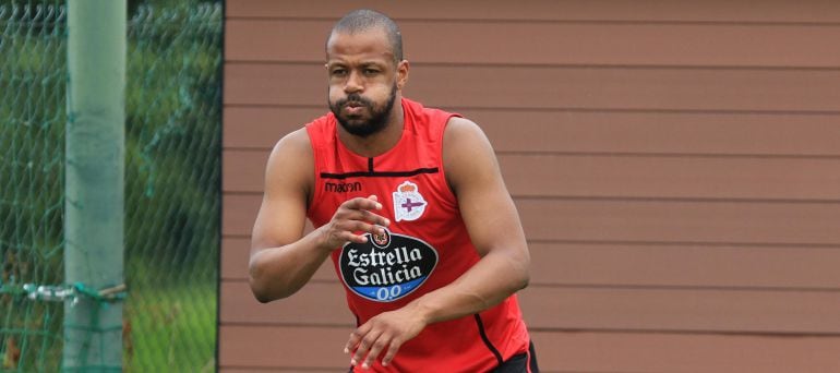 Sidnei en un entrenamiento con el Deportivo