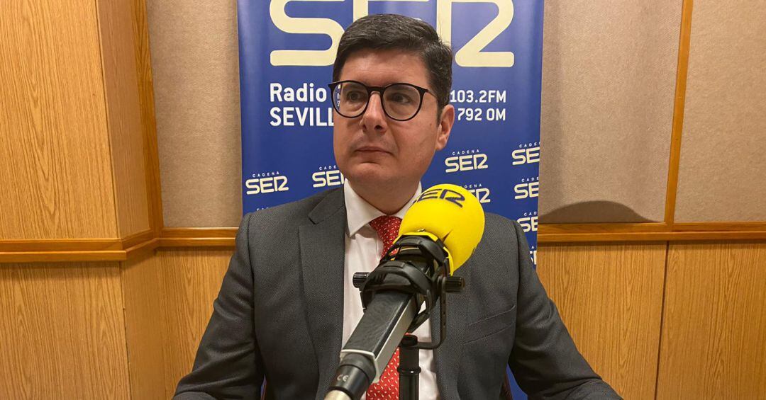 El portavoz municipal de Ciudadanos, Álvaro Pimentel, en el estudio central de Radio Sevilla