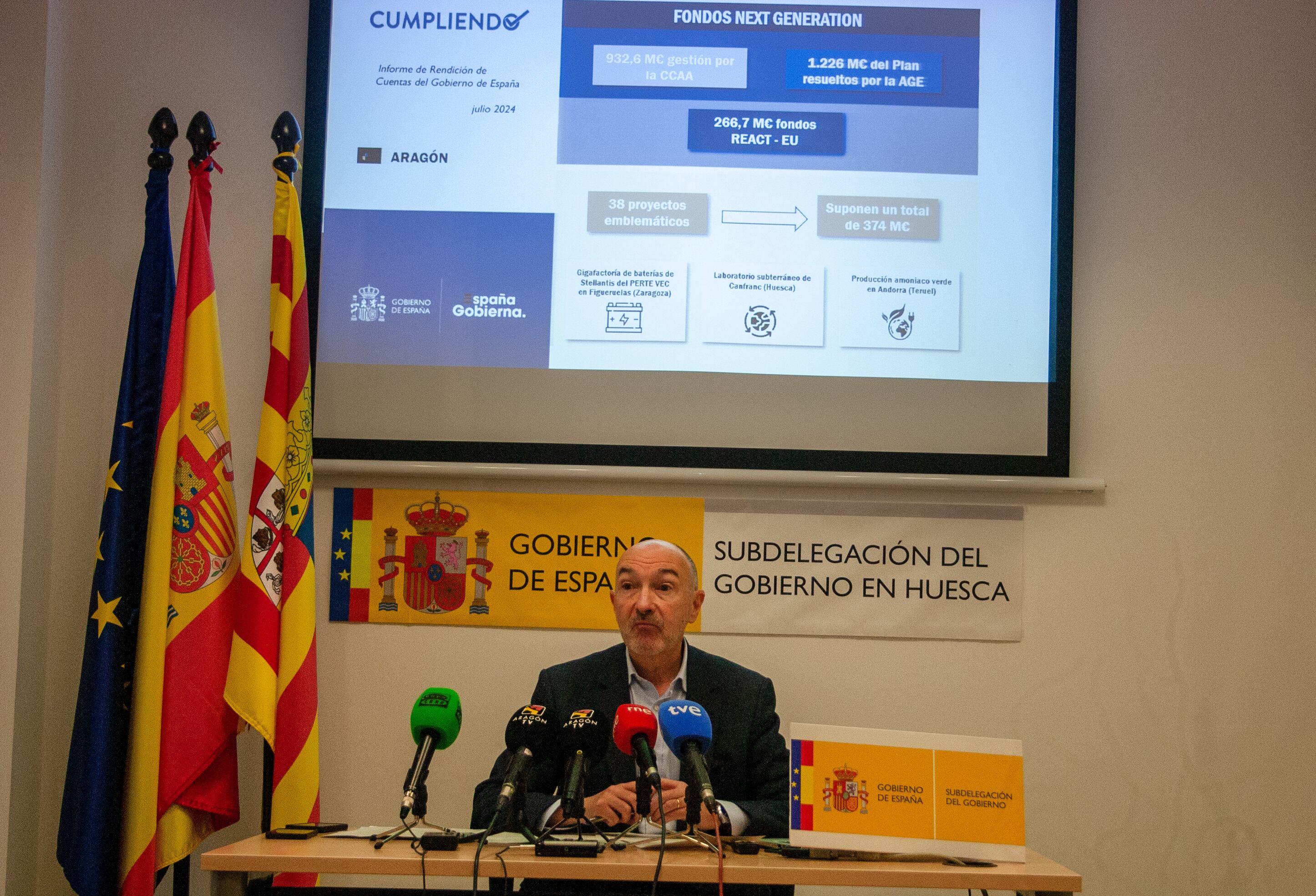 El delegado del Gobierno, Fernando Beltrán, presentando el informe de rendición de cuentas del Ejecutivo central