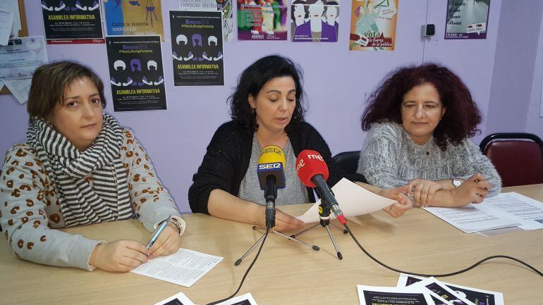 Representantes de la Plataforma por los derechos de las mujeres de Palencia. Carmen Casas (i), Elisa Simón (c) y Rocío Blanco (d)