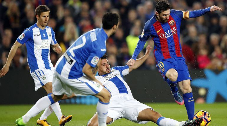 Los jugadores del Leganés tratan de quitarle la pelota a Leo Messi
