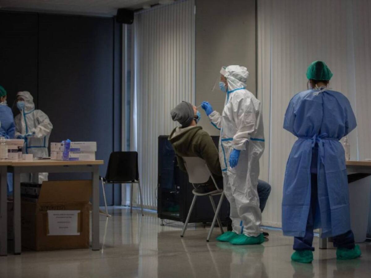 El Covid deja 136 casos y 2 muertes en la comarca