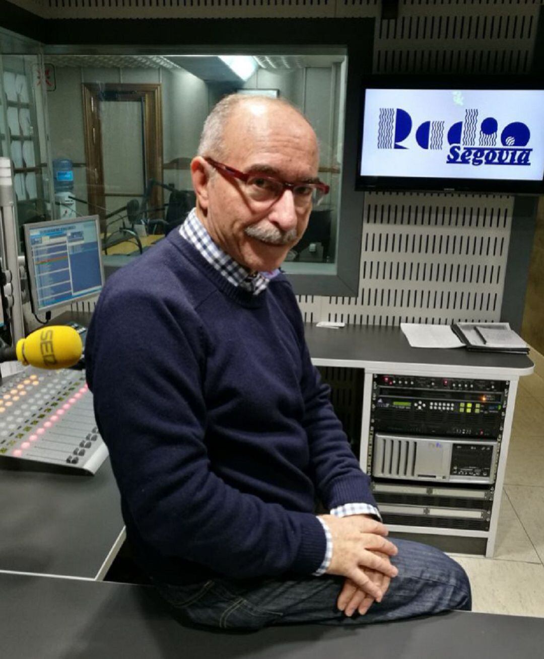 Imágen en archivo de Alfredo Matesanz en los estudios de Radio Segovia