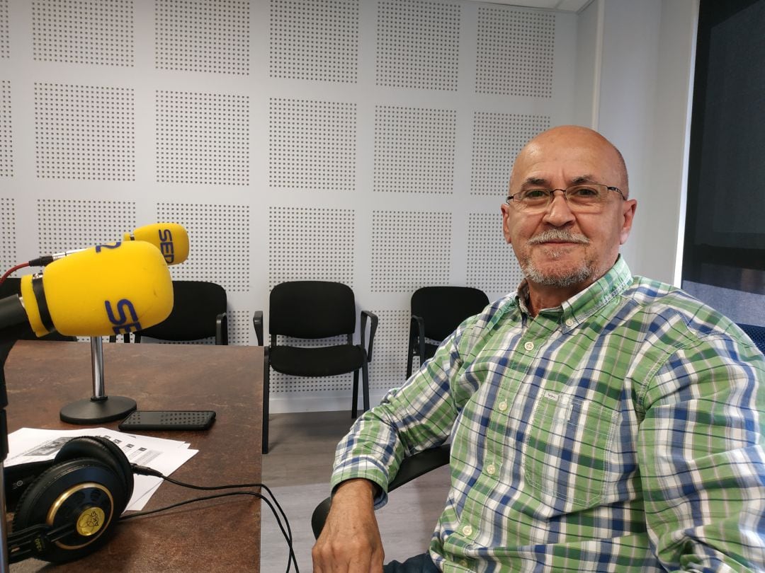 Pedro F. Robles durante una entrevista en Radio Bierzo