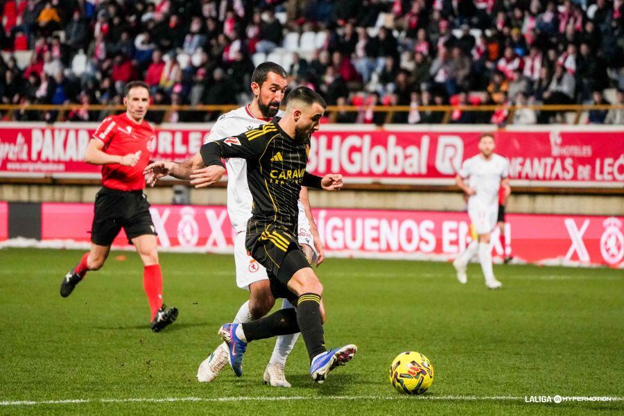 Rober conduce un balón en ataque