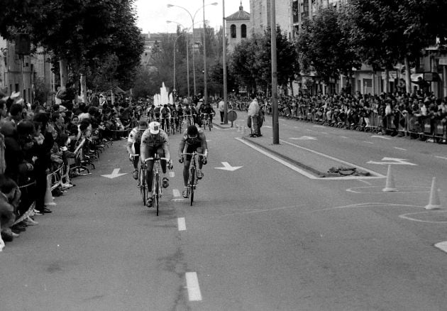 Imagen del Criterium ciclista por el Paseo de Conde Sepúlveda completamente abarrotado de público