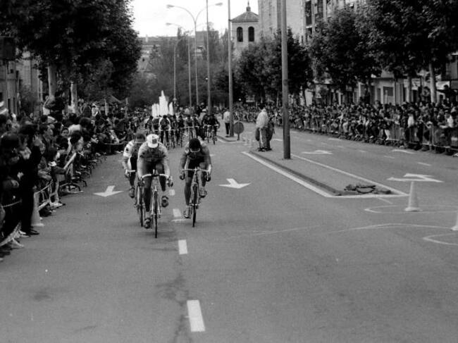 Imagen del Criterium ciclista por el Paseo de Conde Sepúlveda completamente abarrotado de público
