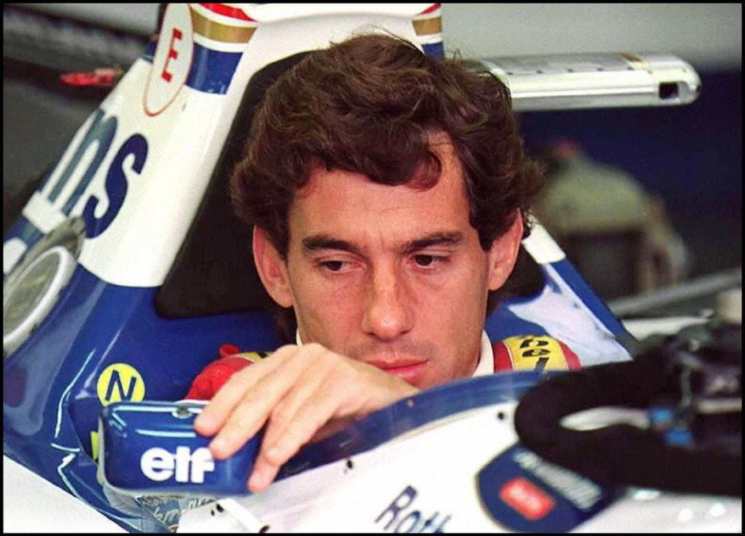 Ayrton Senna, en su monoplaza minutos antes de salir al Gran Premio de San Marino, en Imola