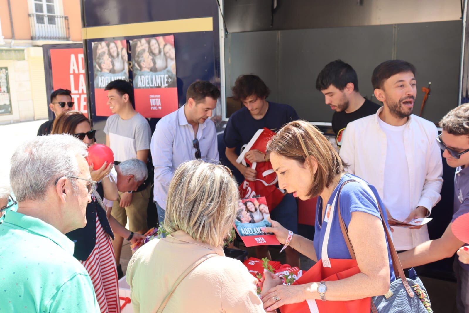 El PSOE hizo campaña con jóvenes en la Plaza del Rey San Fernando