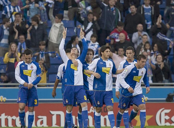 Los jugadores del Espanyol celebran el segundo gol de su equipo ante el Levante, conseguido por el defensa José Callejón, durante el partido correspondiente a la octava jornada de Liga en Primera División que los dos equipos han disputado esta tarde en el estadio Cornellà-El Prat, en Barcelona.