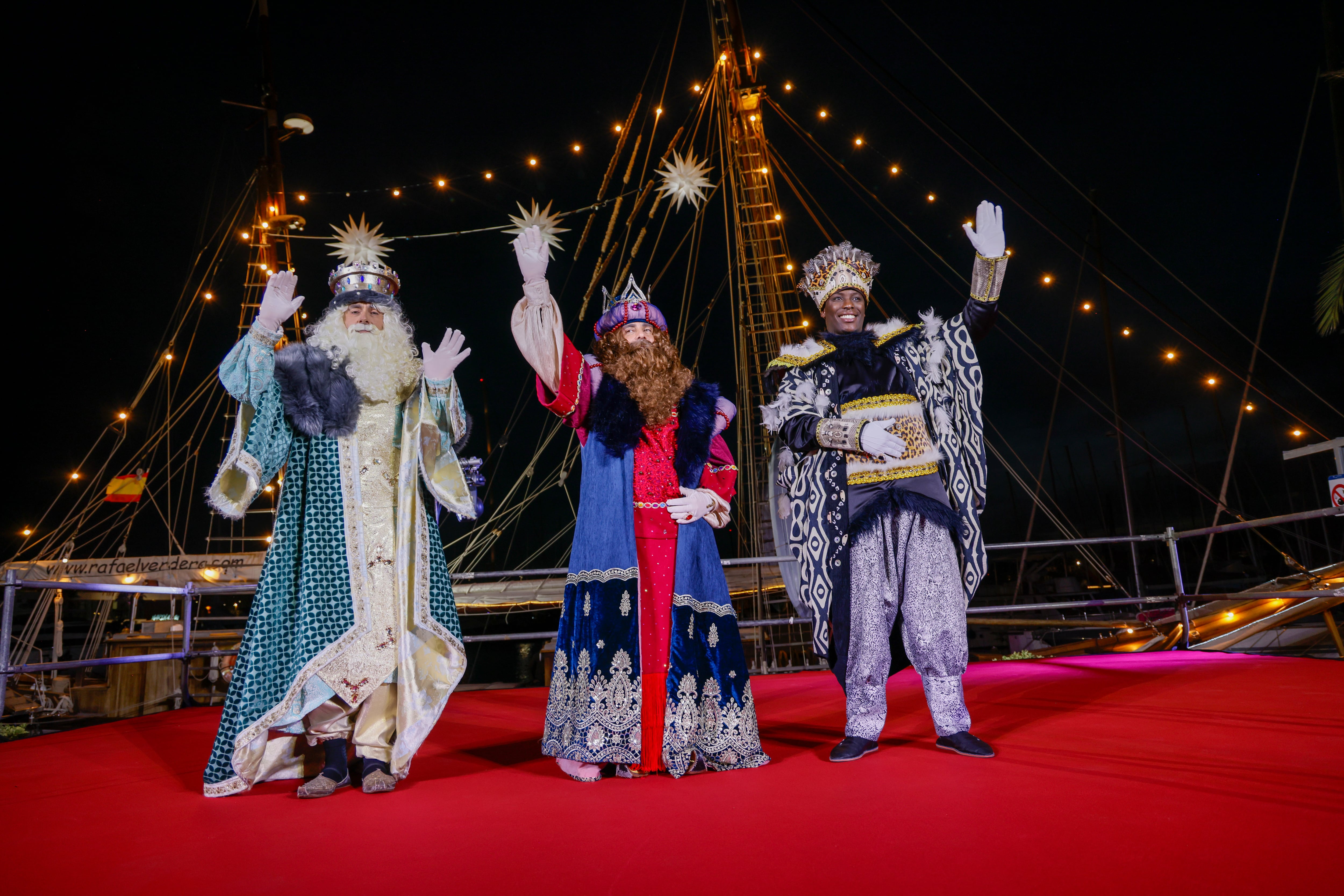 PALMA DE MALLORCA, 05/01/2025.- Los Reyes Magos recorren este domingo, las calles del centro de Palma con motivo de su tradicional cabalgata. EFE/CATI CLADERA
