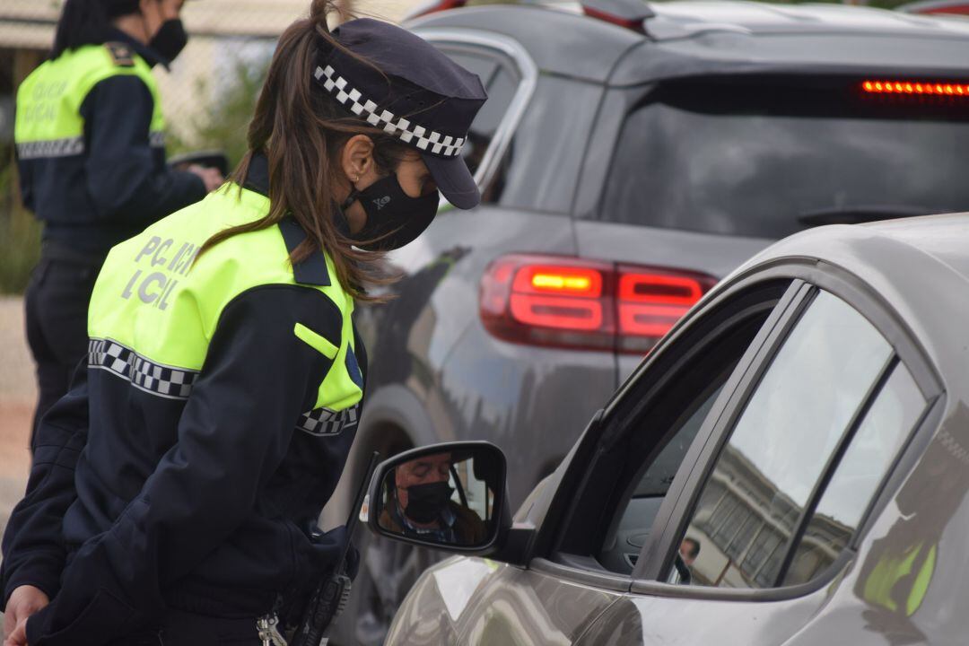 Una agente de Policía Local realiza sus funciones de control en uno de los accesos al municipio