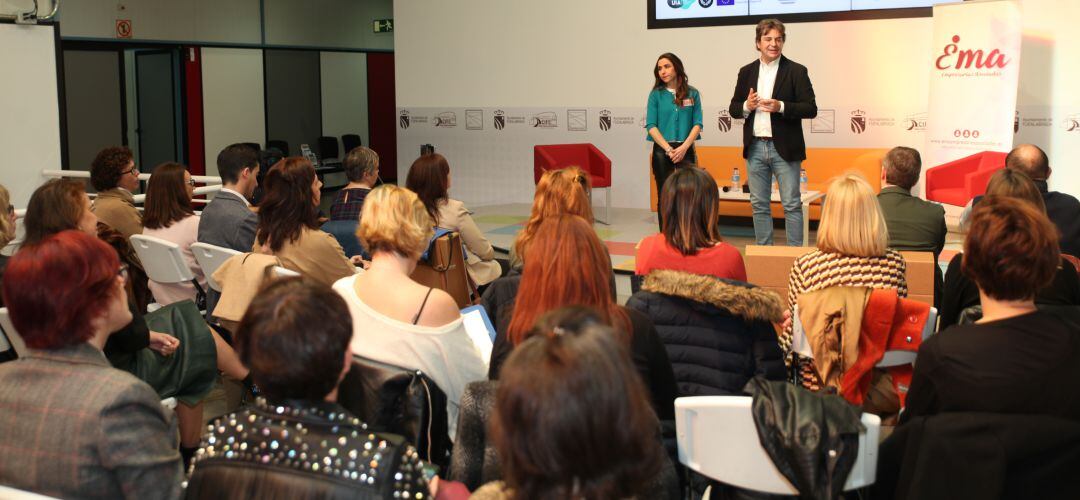 El alcalde de Fuenlabrada inaugura la I Jornada de Mujeres Emprendedoras que organiza la asociación EMA.