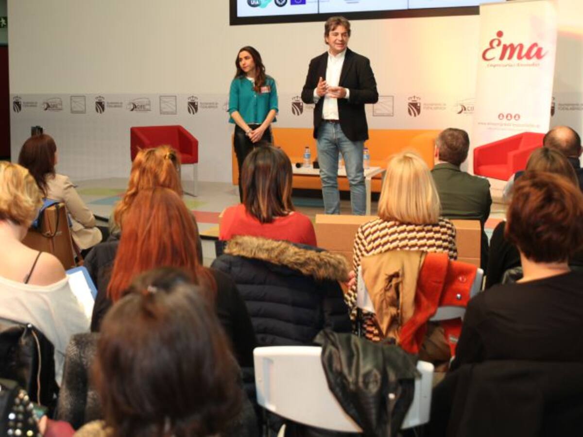 "La mujer suele elegir emprender como segunda opción"