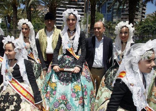 GRA350. ALICANTE, 18/06/2015.- El alcalde de Alicante, Gabriel Echávarri (d), posa junto a la Bellea del Foc, Carmen Caballero (c), y parte de su corte de honor, hoy en la plaza de los Luceros, antes del disparo de la primera &quot;mascletá&quot; de las fiestas de Hogueras de Alicante. EFE/Morell.