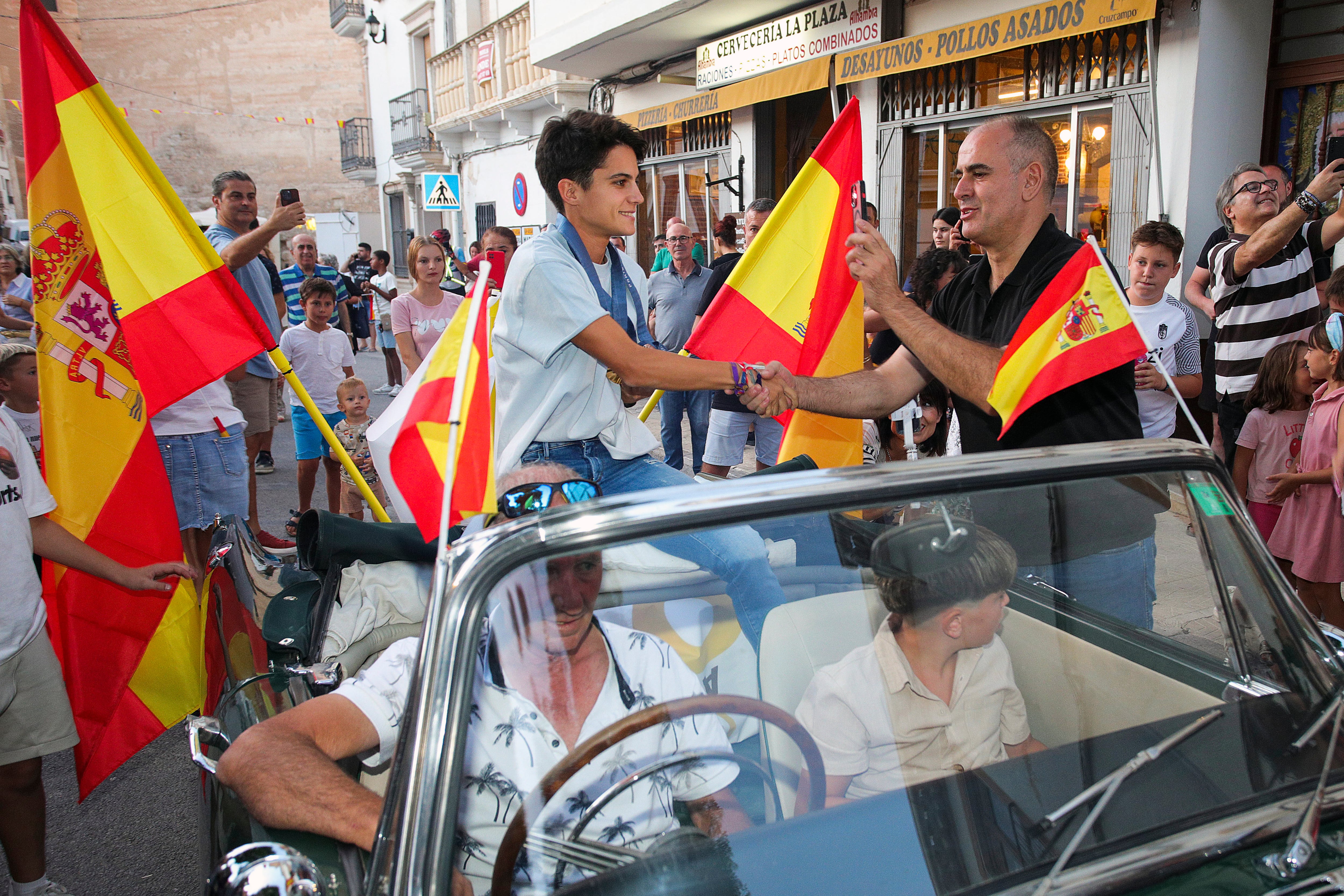 GRANADA, 13/08/2024.- La doble medallista en los juegos olímpicos de París, María Pérez, es recibida en su pueblo natal, Orce Granada. La atleta María Pérez, doble medallista olímpica en los Juegos Olímpicos París 2024, fue agasajada y vitoreada este martes por cientos de personas en Orce (Granada), su localidad natal, en el homenaje recibido por los éxitos logrados. EFE/ Pepe Torres
