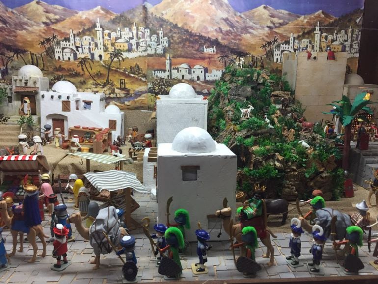 El belén cuenta con más de 100 figuras de Playmobil