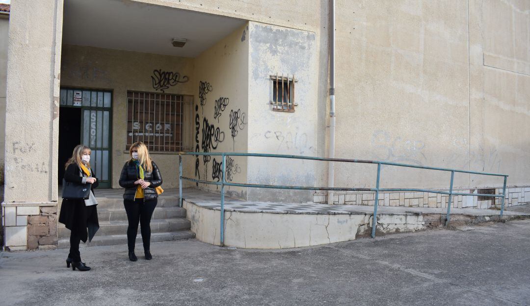 La delegada de la Junta (d) y la de Bienestar Social (i) frente al edificio de las antiguas escuelas Astrana Marín, que serán el futuro Centro de Mayores