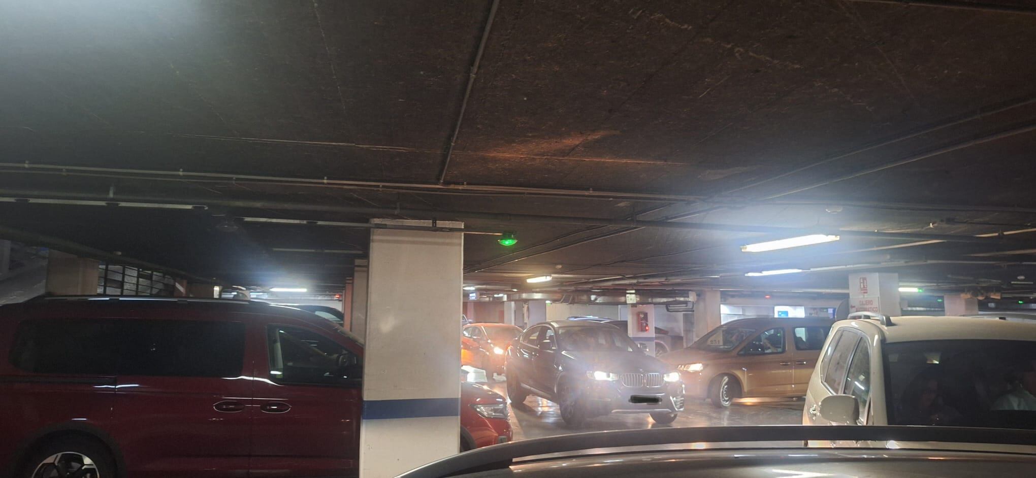 Vehículos atrapados en el aparcamiento de calle Camas de Málaga este domingo