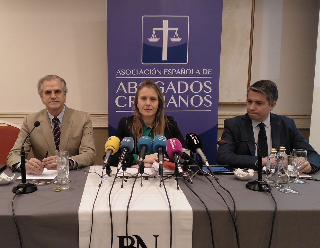 Polonia Castellanos, en el centro, presidenta de la Asociación Española de Abogados Cristianos