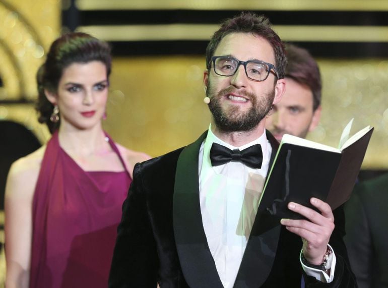 GRA695. MADRID, 07/02/2015.- Los actores Dani Rovira (d) y Clara Lago durante la gala de entrega de los premios Goya 2015, que se celebra esta noche en el centro de congresos Príncipe Felipe, en Madrid. EFE/Ballesteros