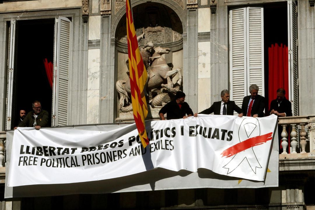 El presidente de la Generalitat, Quim Torra, ha sustituido este jueves por la mañana la pancarta a favor de los &quot;presos políticos&quot; del balcón del Palau de la Generalitat por otra con el mismo mensaje pero que, en lugar de un lazo amarillo , tiene uno blanco con una franja roja.