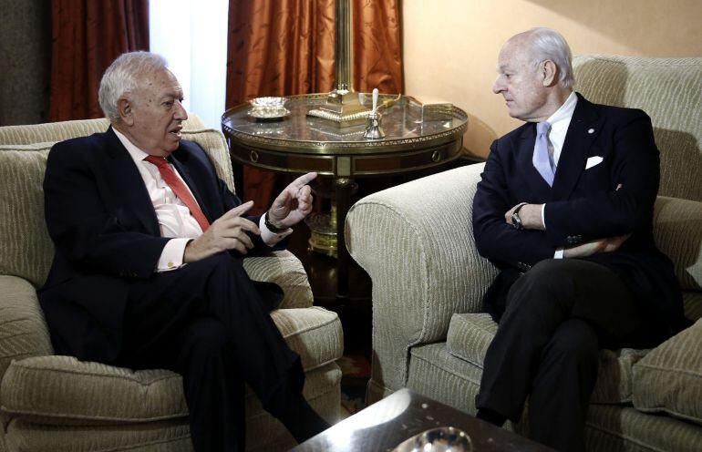 El ministro de Asuntos Exteriores, José Manuel García-Margallo, poco antes del almuerzo de trabajo con el enviado especial de la ONU para Siria, Staffan de Mistura