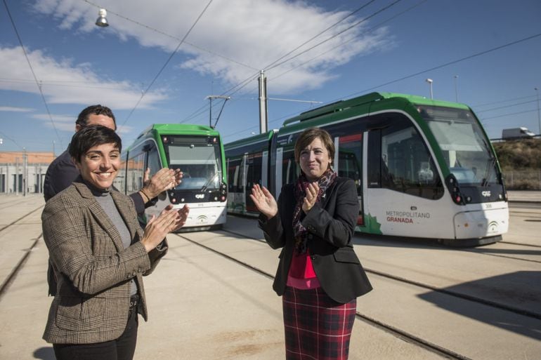La Delegada de la Junta en Granada, Sandra García, y la delegada de Fomento, Mariela Fernández, dan la bienvenida al último vagón del Metro.