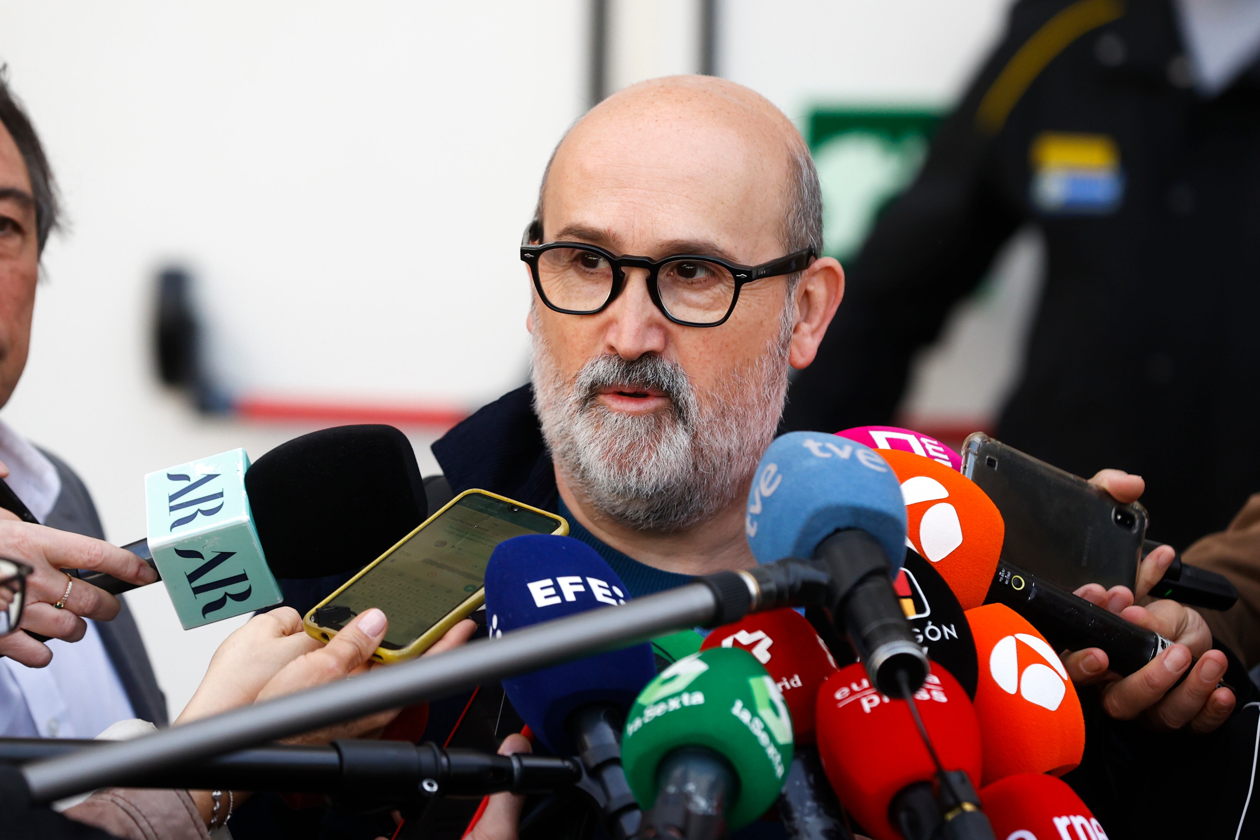 El actor Javier Cámara hace declaraciones a los medios a su salida de la capilla ardiente del actor Juan Diego, instalada este viernes en el Teatro Español en Madrid.