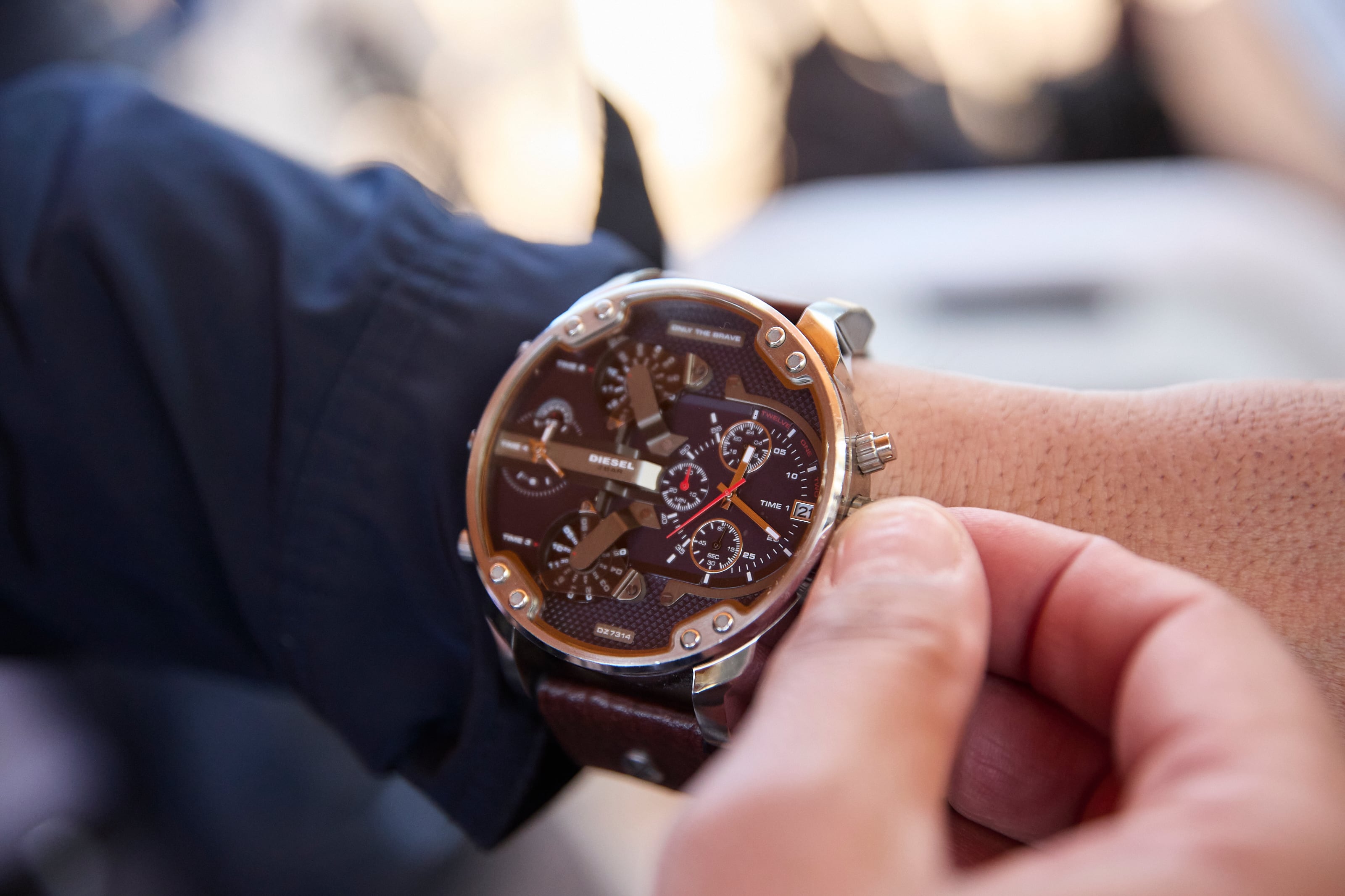 Una persona cambia la hora en su reloj.