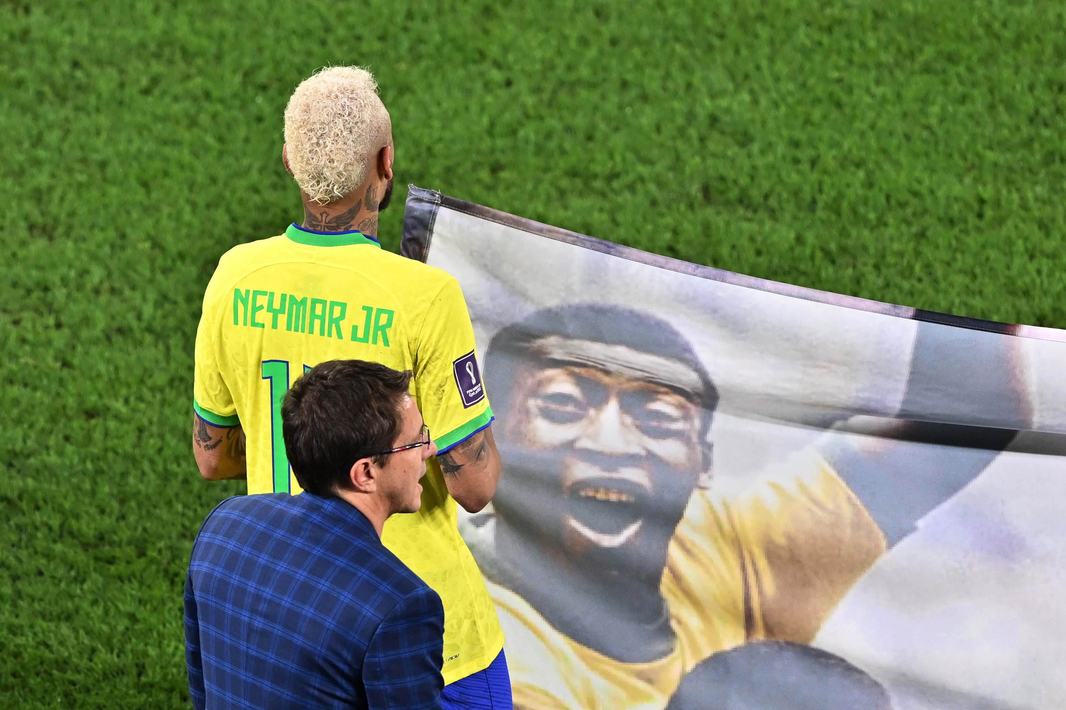 Neymar, con la pancarta en homenaje a Pelé