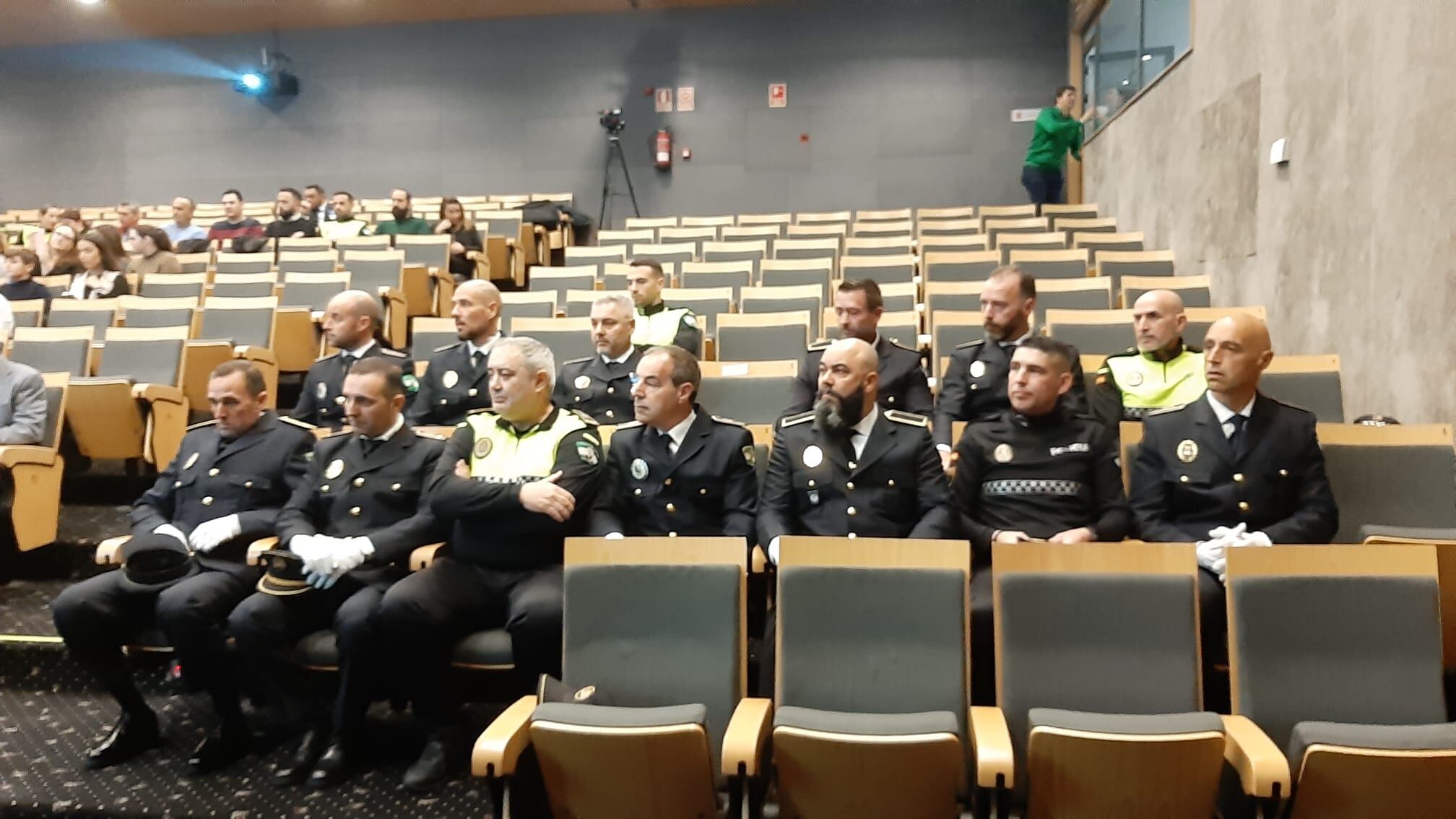 Entrega de las condecoraciones a los agentes