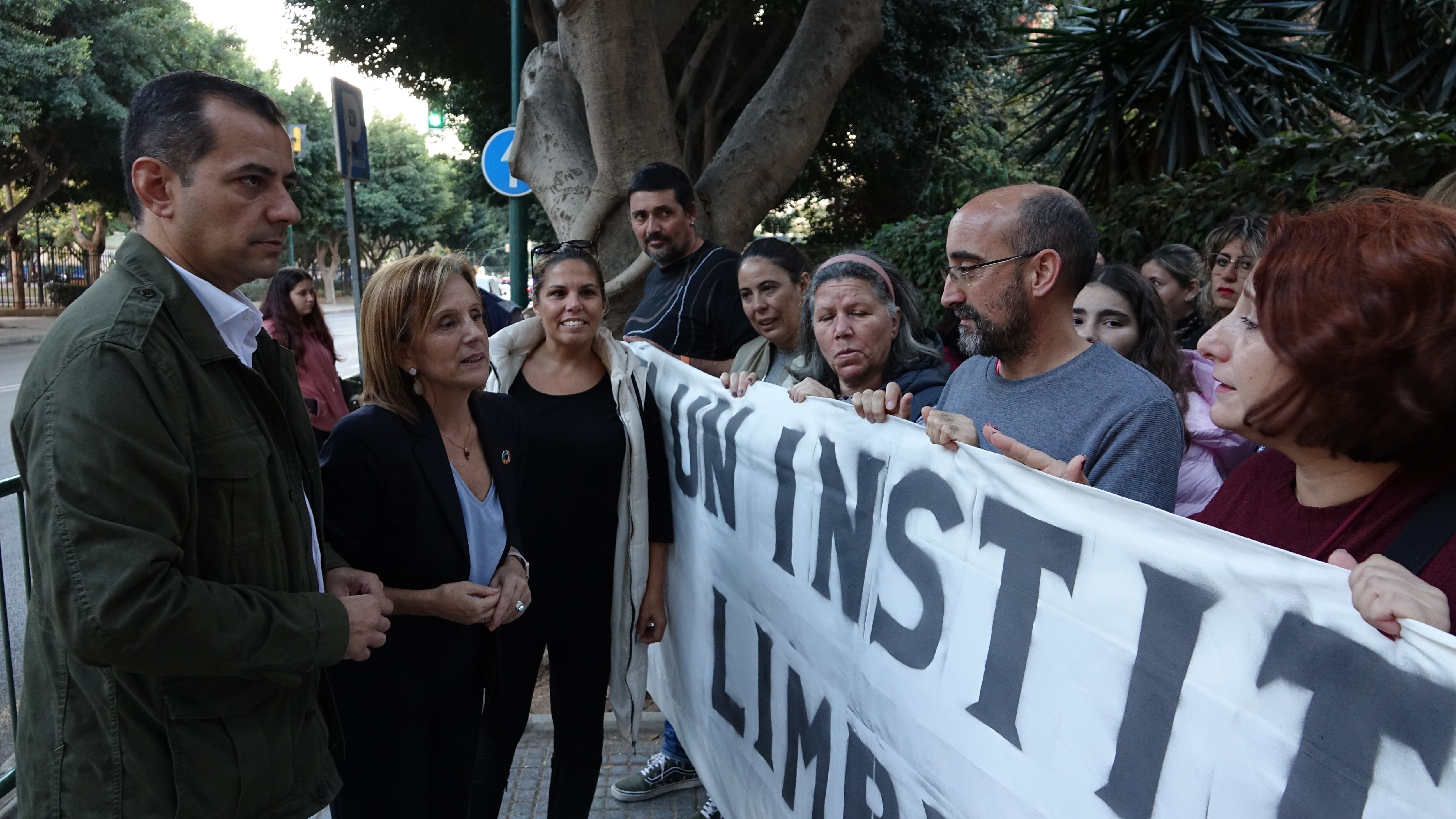 Concejales del PSOE en el Ayuntamiento de Málaga reunidos con afectados