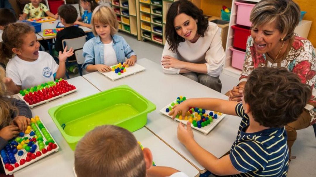 La presidenta Isabel Díaz Ayuso visita un colegio de la región