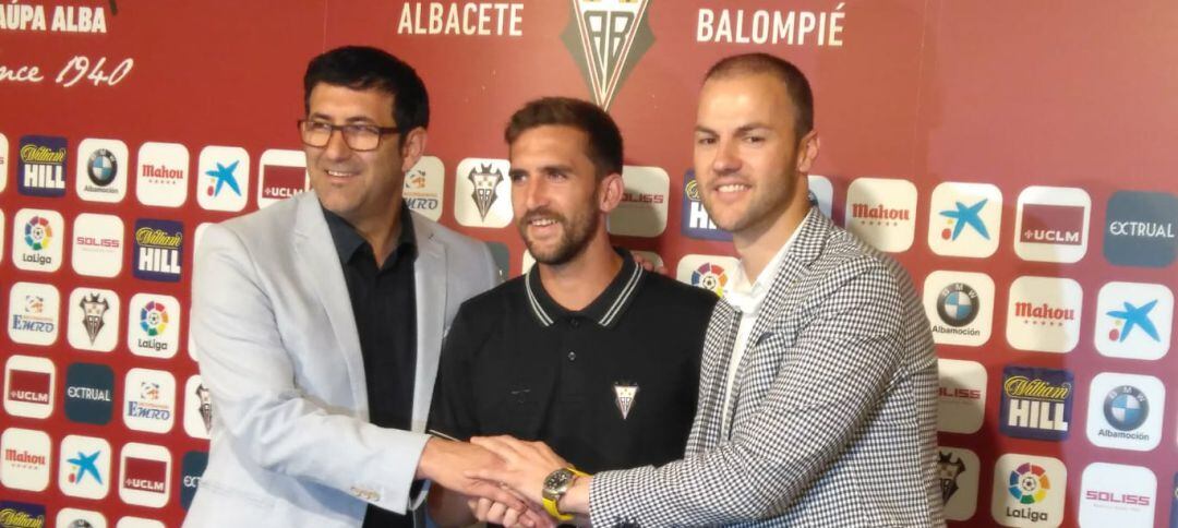 Mauro Pérez y Victor Varela han acompañado a Alberto Benito durante su presentación