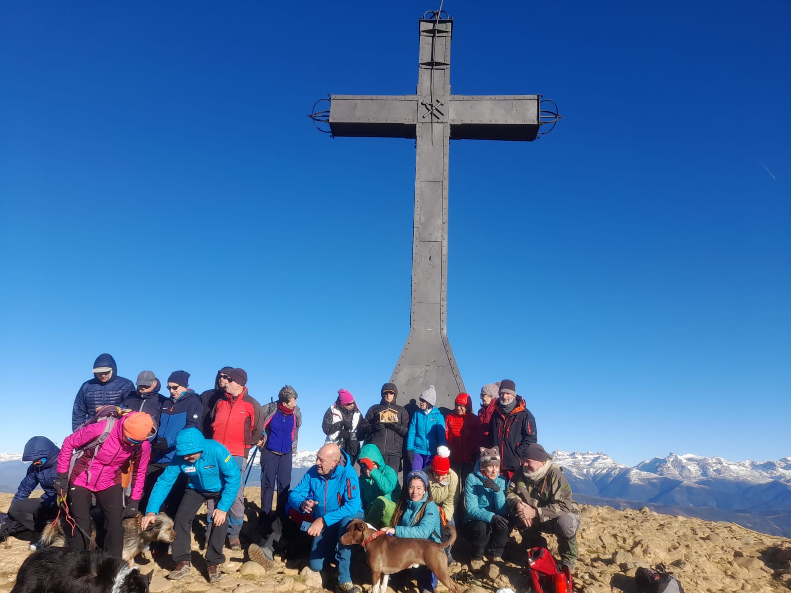 Montañeros de Mayencos subieron el belén montañero