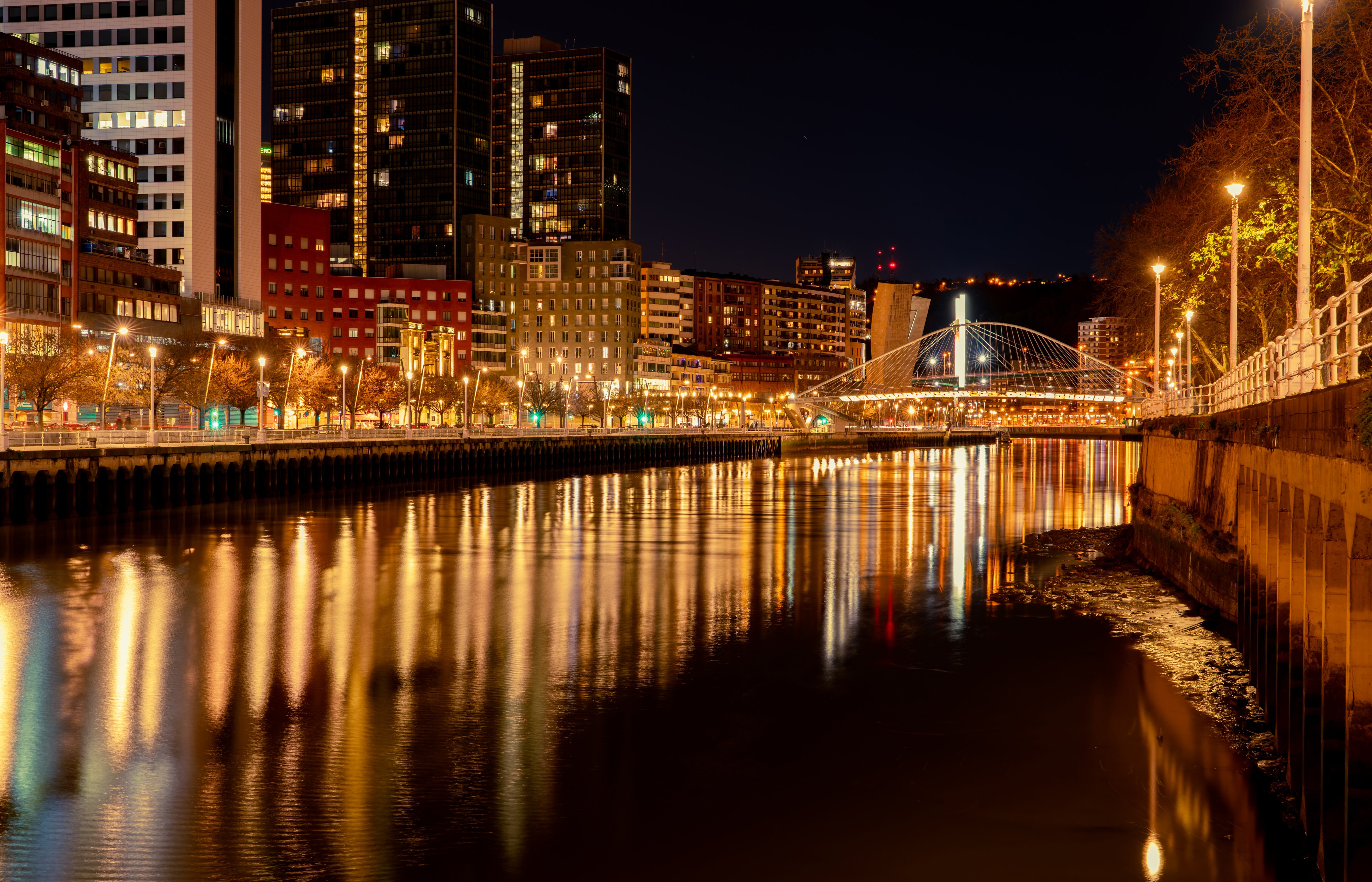 Imagen nocturna de la ría de Bilbao