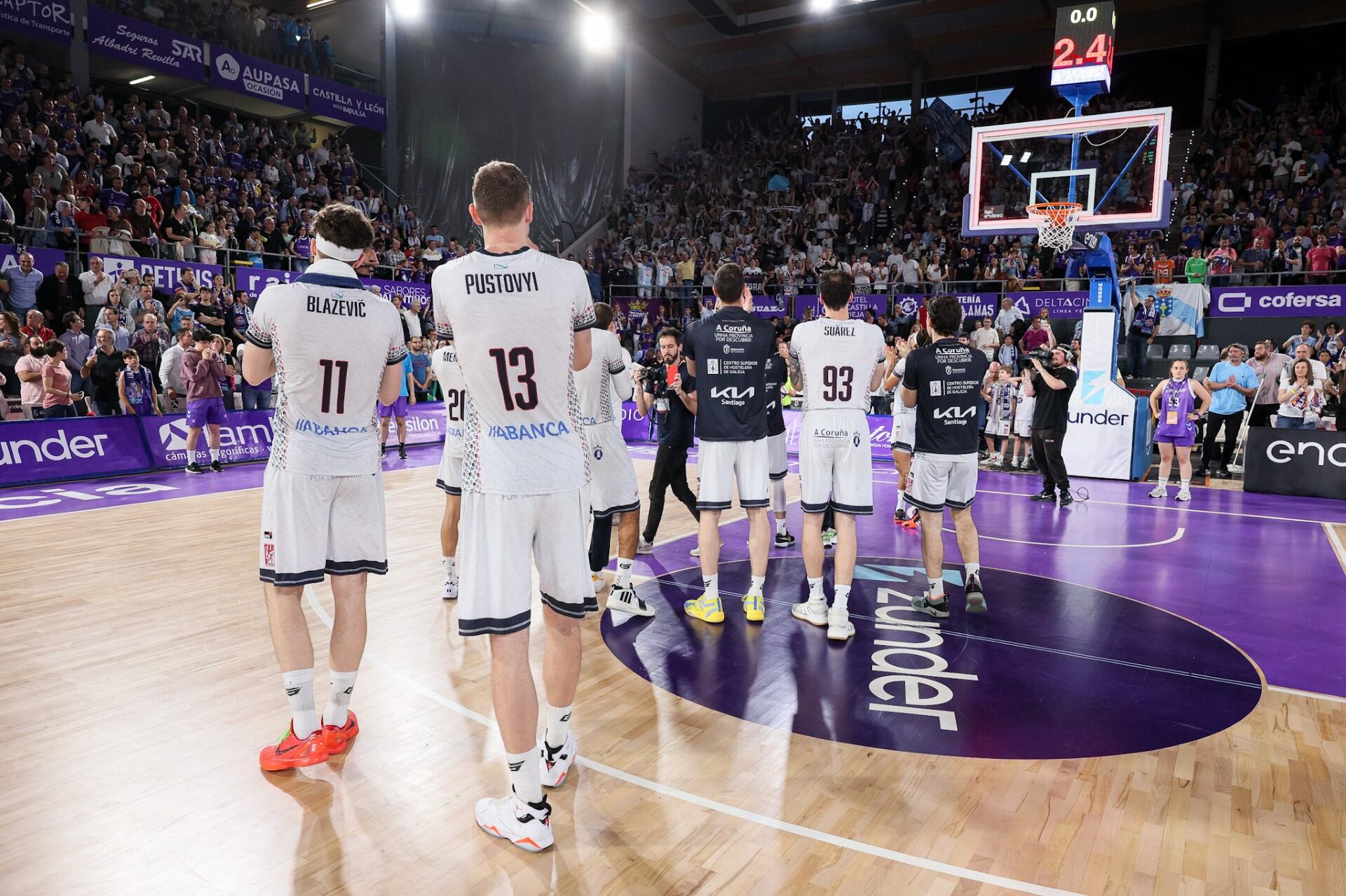 Los jugadores del Obradoiro agradecen el apoyo de los aficionados a la conclusión del partido en Palencia