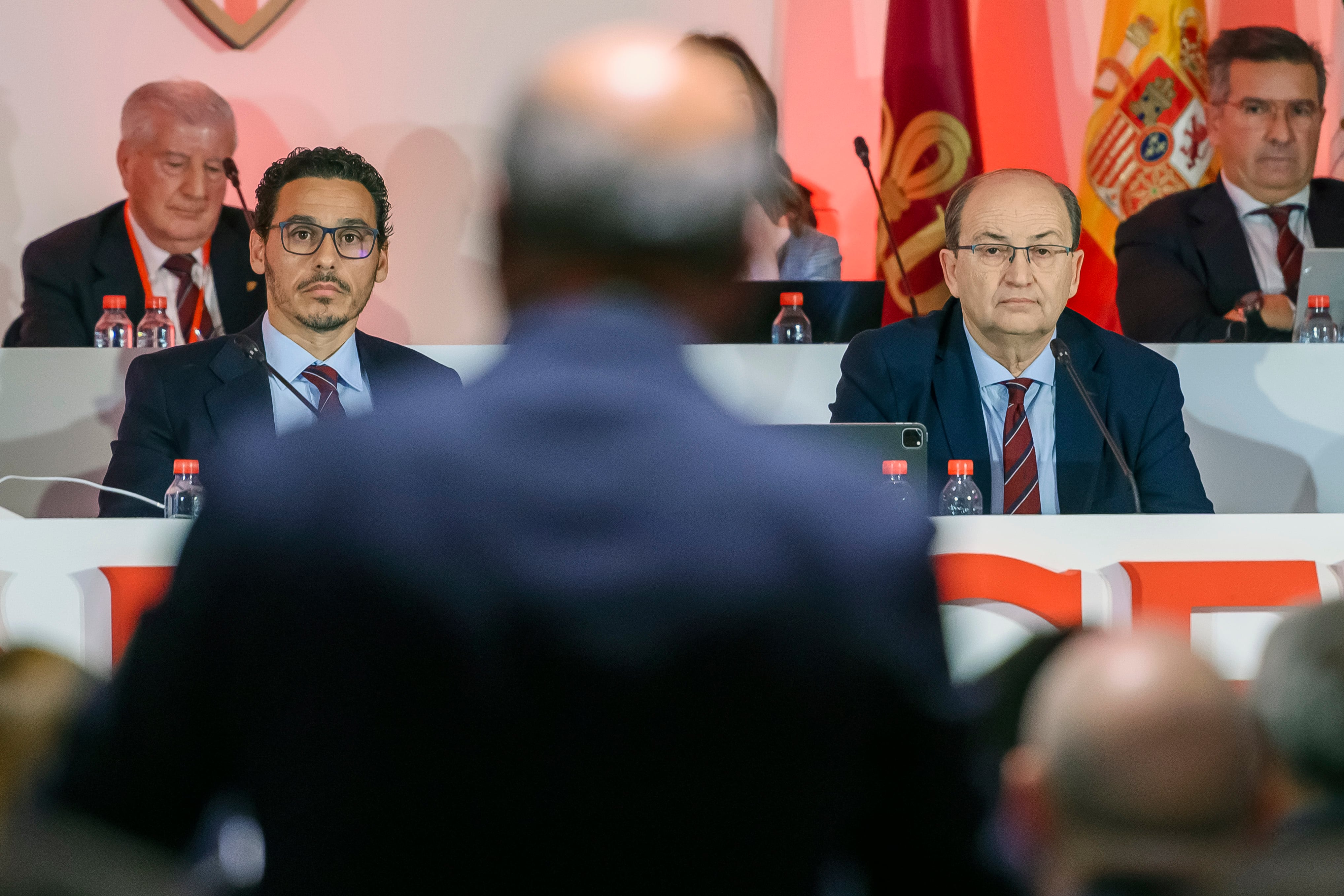 SEVILLA. 04/12/2023. - El expresidente del Sevilla FC y accionista, José María del Nido Benavente (c), en su turno de palabra en la Junta General de Accionistas del Sevilla FC, presidida por José Castro (d) acompañado por el vicepresidente, José María del Nido Carrasco (i). EFE/ Raúl Caro.
