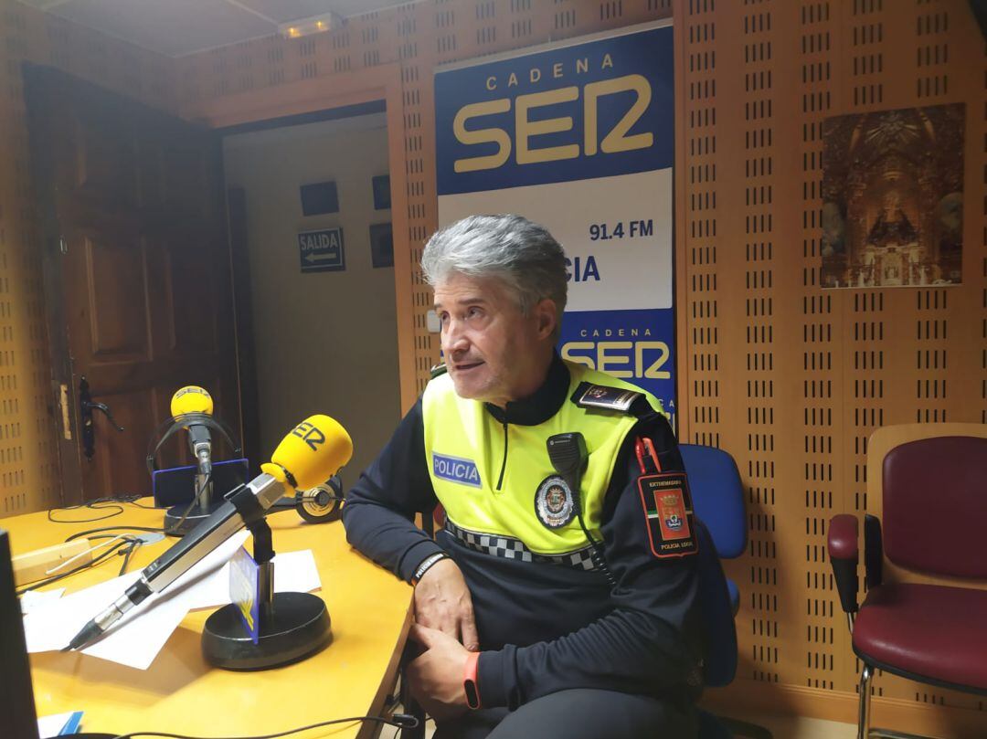 El Intendente de la Policía Local de Plasencia, Enrique Cenalmor, en los estudios de la Cadena SER