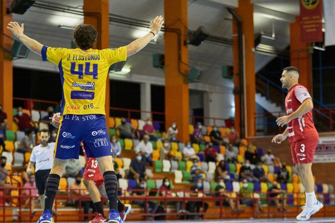 Julen Elustondo durante una acción defensiva en el reciente encuentro ante Cuenca.