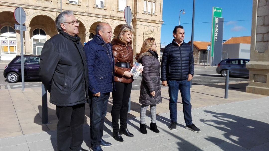 De izquierda a derecha los candidatos Feliciano Fernández, José María Barrios, Elvira Velasco, Mayte Martín Pozo y Fernando Martínez Maíllo