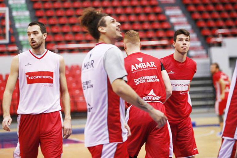 La plantilla del Tecnyconta Zaragoza en un entrenamiento en el pabellón Príncipe Felipe