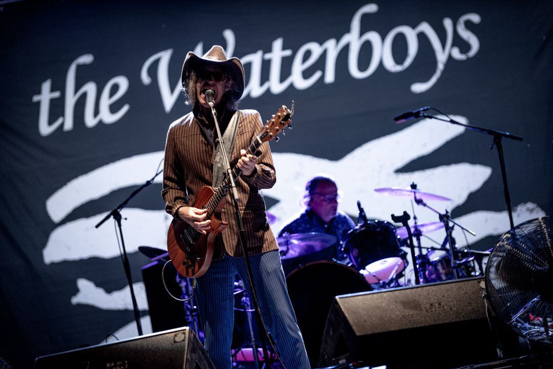 Un momento de la actuación de The Waterboys en Pirineos Sur 19