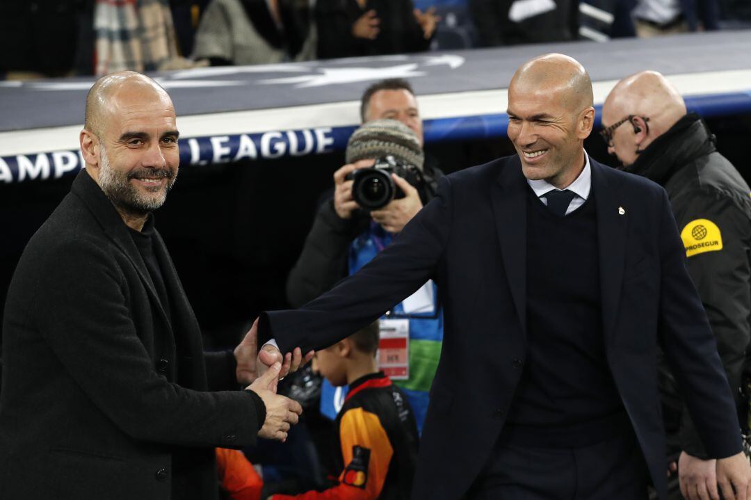 Guardiola y Zidane se saludan al inicio del Real Madrid-Manchester City de febrero en el Bernabéu