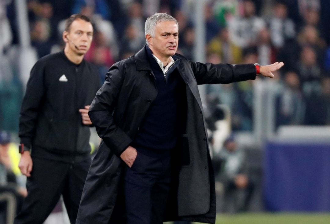 Mourinho da instrucciones durante el partido contra la Juventus