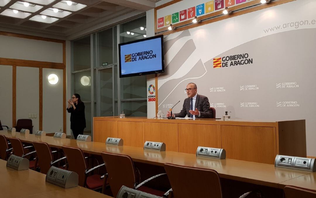 El consejero de Educación, Felipe Faci, en rueda de prensa