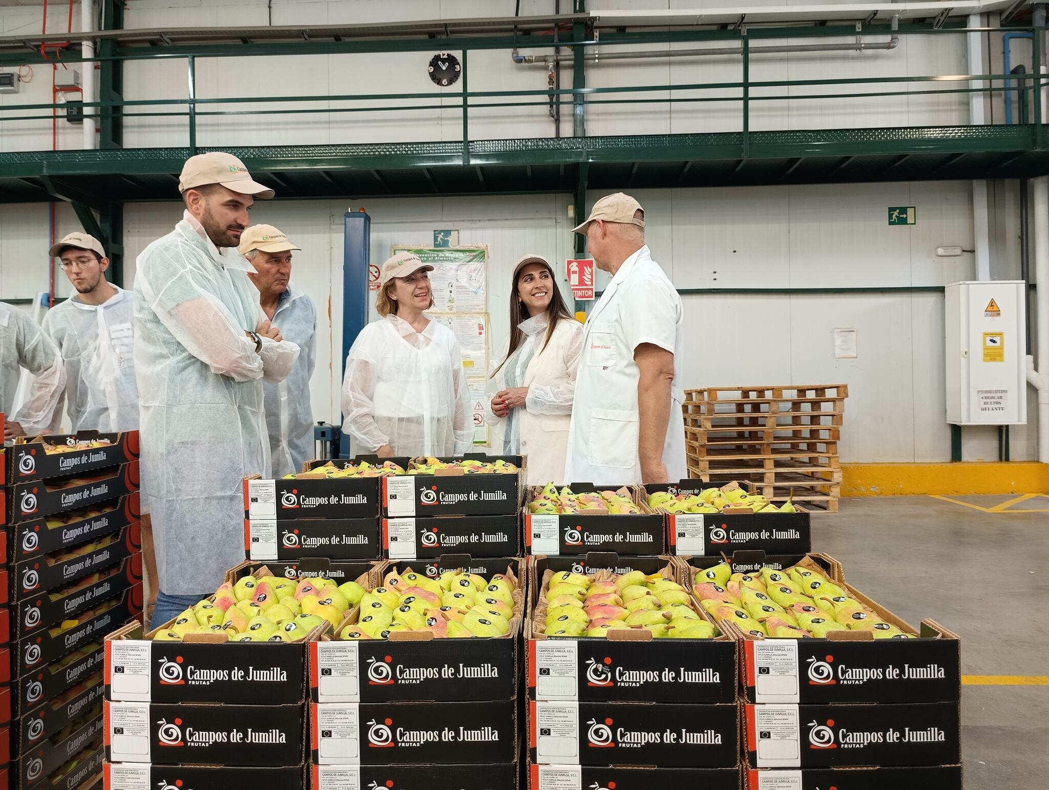 La consejera Sara Rubira y la alcaldesa de Jumilla en la cooperativa Campos de Jumilla