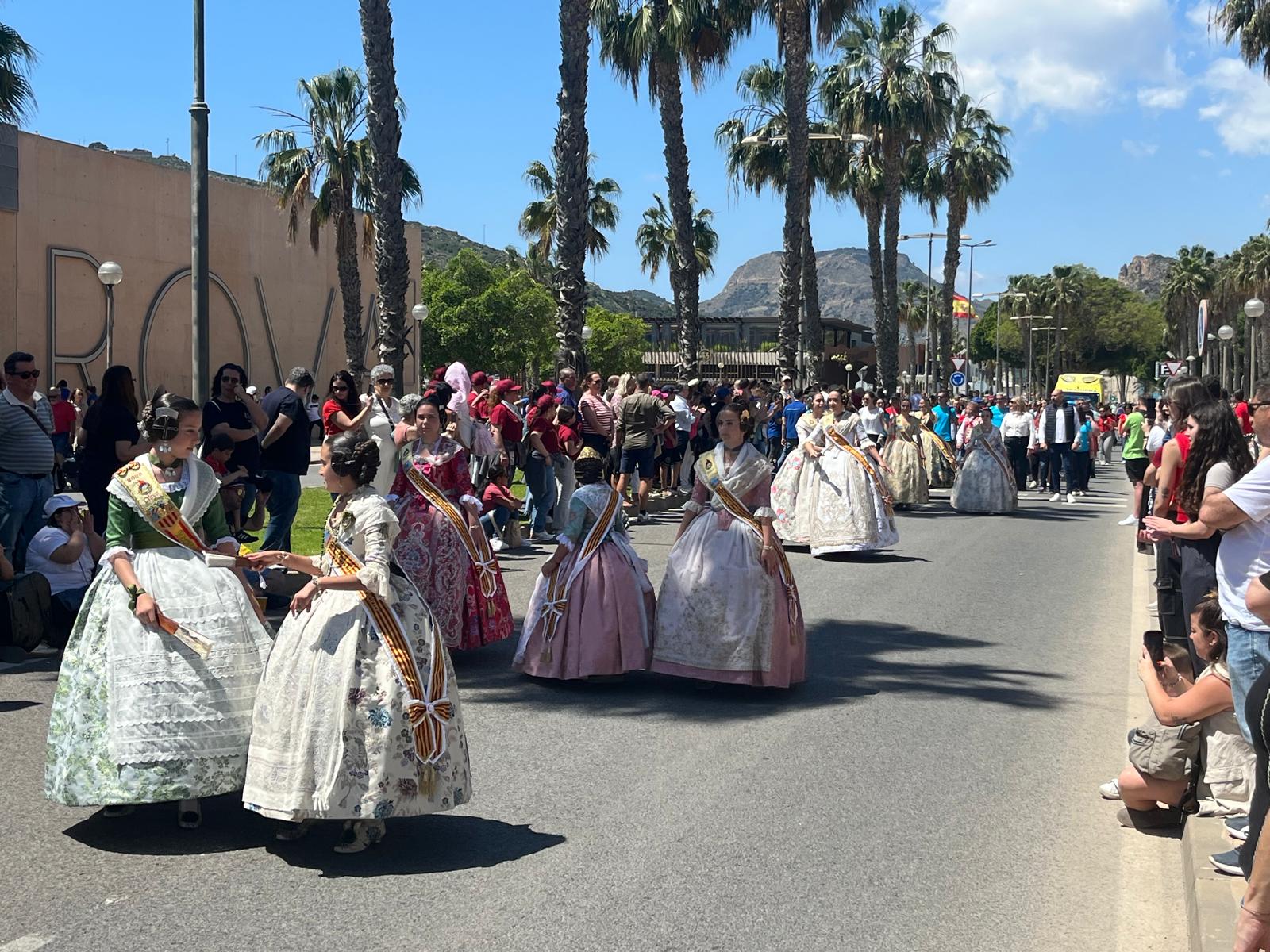 Falleras desfilan por las calles de Cartagena.